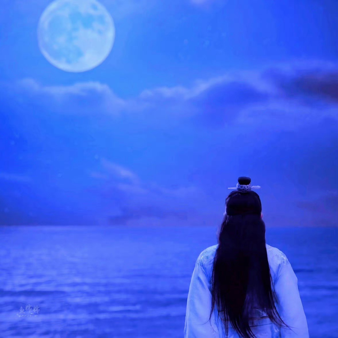 司静渊司狂澜  一个人若能自信地向他梦想的方向前进，努力经～营他所向往的生活，他