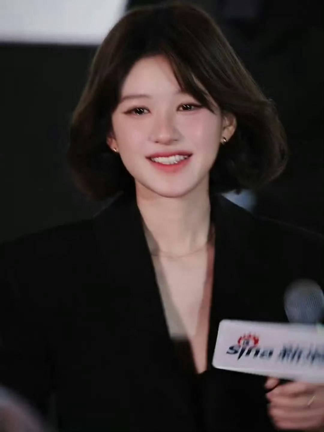 #赵露思卷毛小狗# 赵露思谈端午落泪，泪眼配上这个短发，我见犹怜，锁定《珠帘玉幕