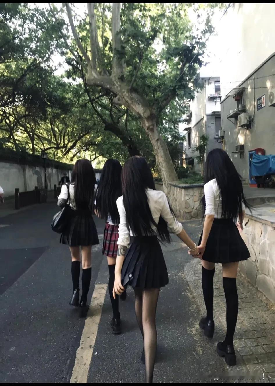 这年头，学生死活不想穿学生装，不是学生的，偏爱穿学生装[笑哭]