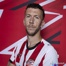 36岁佩剑出鞘寒光依旧！重伤之后率队夺冠，创造欧冠赛场两项纪录！！！36岁的佩里