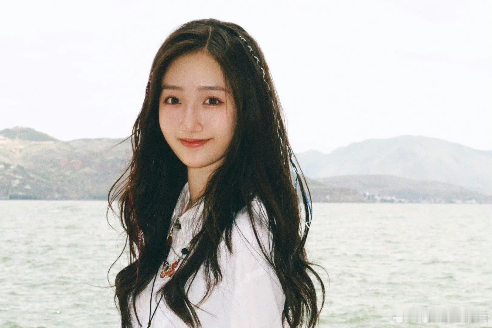 #曹悦如中戏女生双料第一# 中戏女生专业第一今日晒出中戏录取通知书，据悉她的文化
