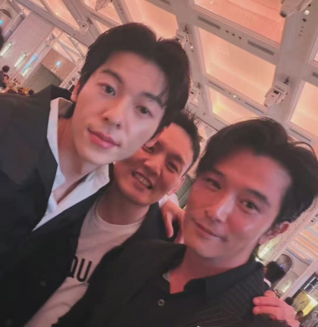 许光汉邱泽同框邱泽许光汉同框许光汉邱泽同框，帅哥们，哇哦 