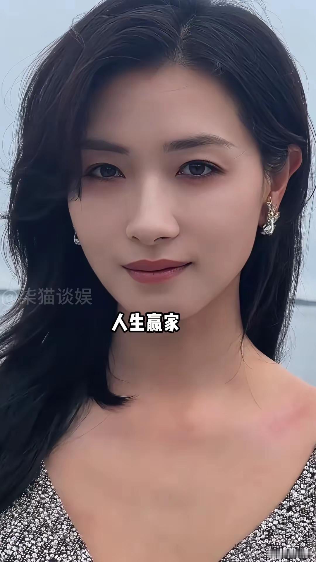 明明都是郭京飞的同班同学，宋佳成影视后，万茜名利双收，...什么叫同班不同命？看