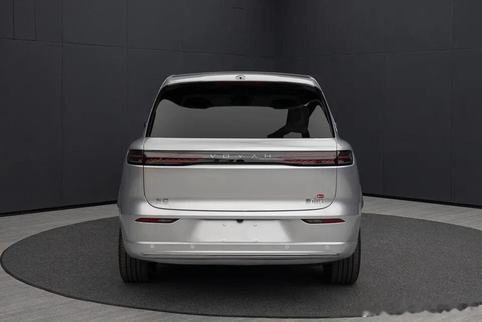 岚图泰山，新格栅新配色！亮银酒红你更喜欢哪个？大v聊车