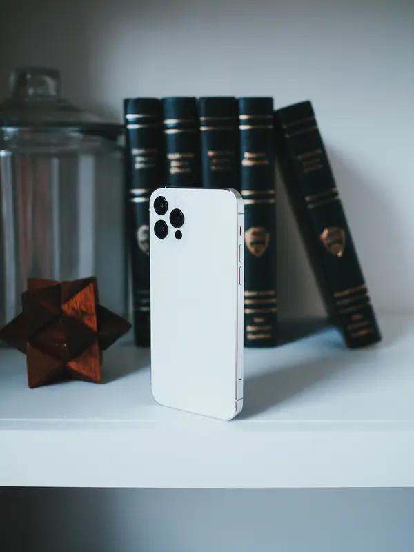 iPhone 18 Pro发布会前夕，苹果推送140W USB-C适配器固件更新