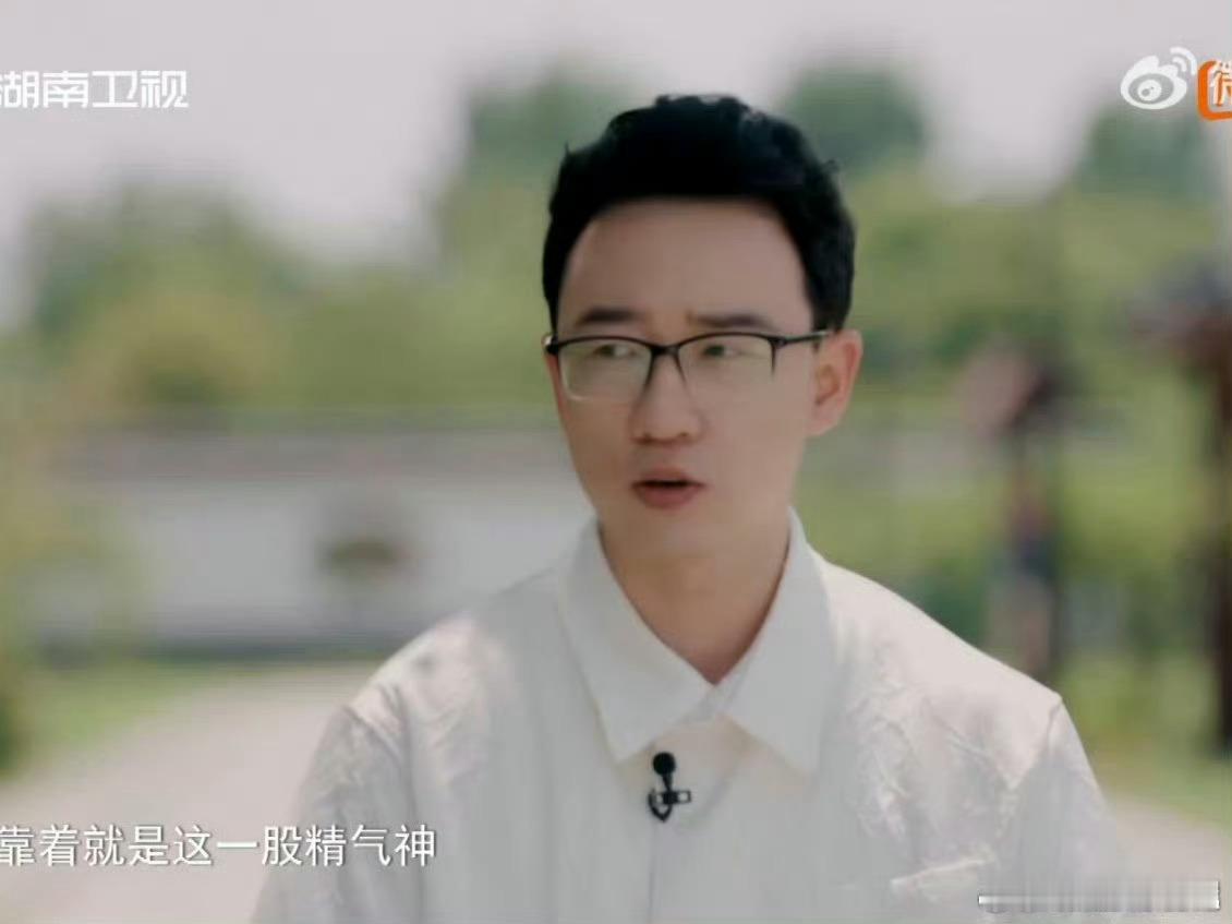 应天书院里老师是传承文明的薪火少年书院行泛黄的讲义写满赤诚，贤师用一生践行师道，