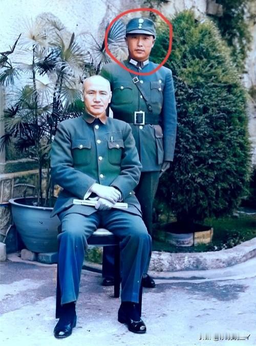 一张老照片，拍摄于上世纪四十年代末期，这便是蒋中正的真实模样，而非演员所饰演的角