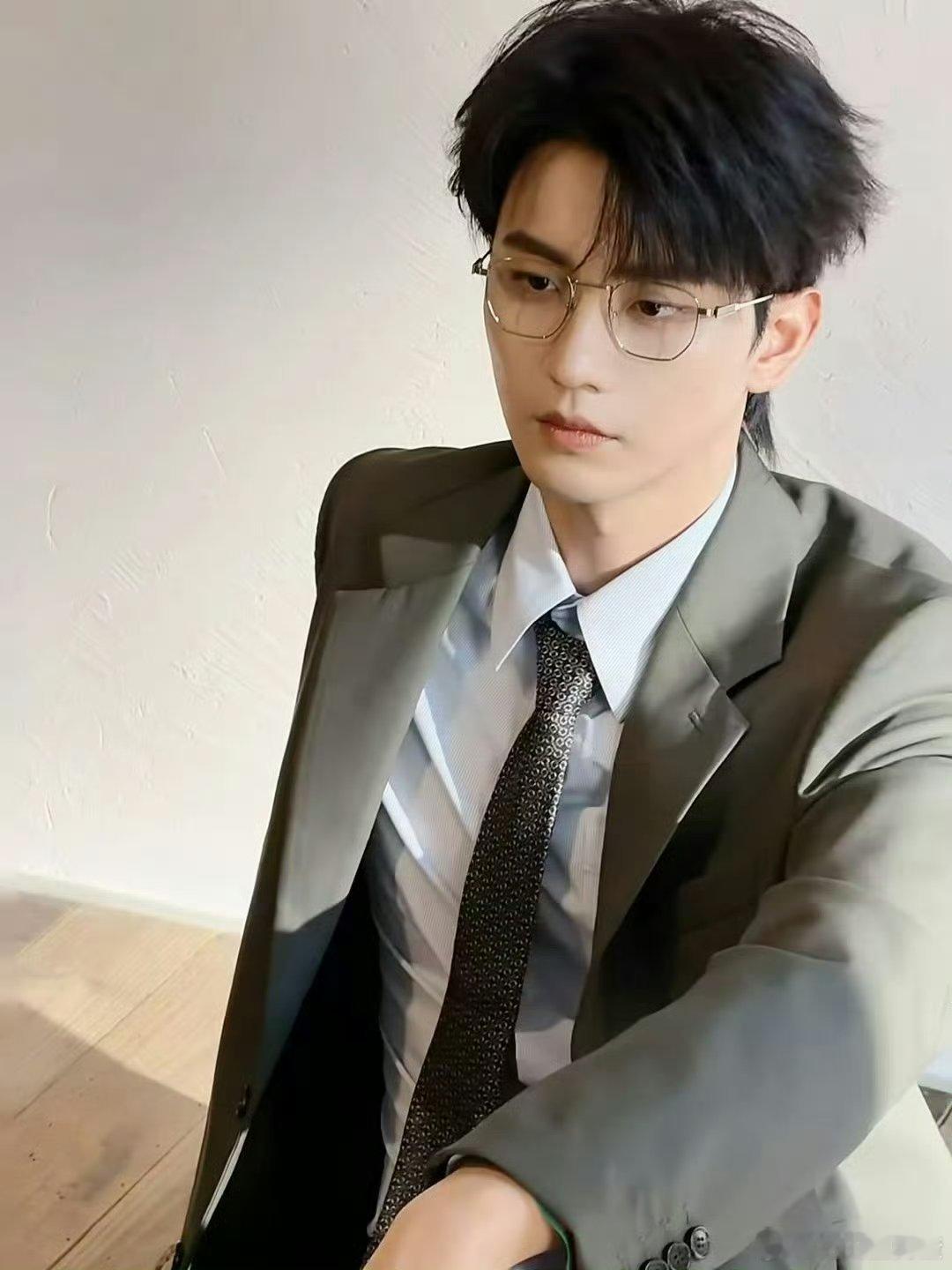 陈鑫海你也很疑惑吧 导播突然把镜头切给他，他整个人愣住，眼神里写满问号，仿佛在后