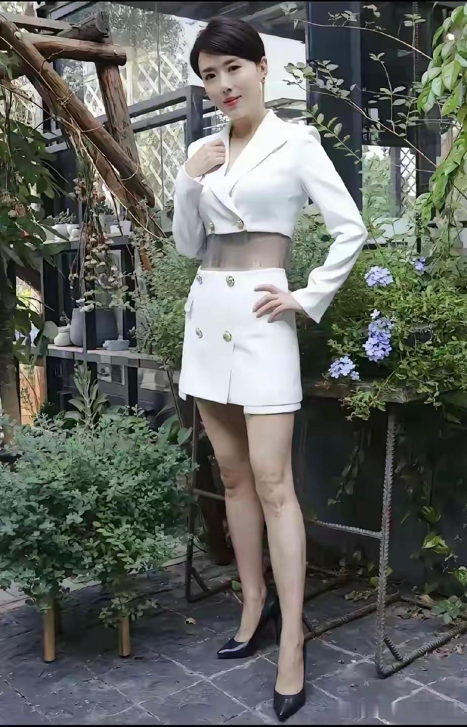 颜丹晨是传统审美里的大美人，鹅蛋脸，三庭五眼标准得像精心雕琢。她的皮肤白皙，鼻梁