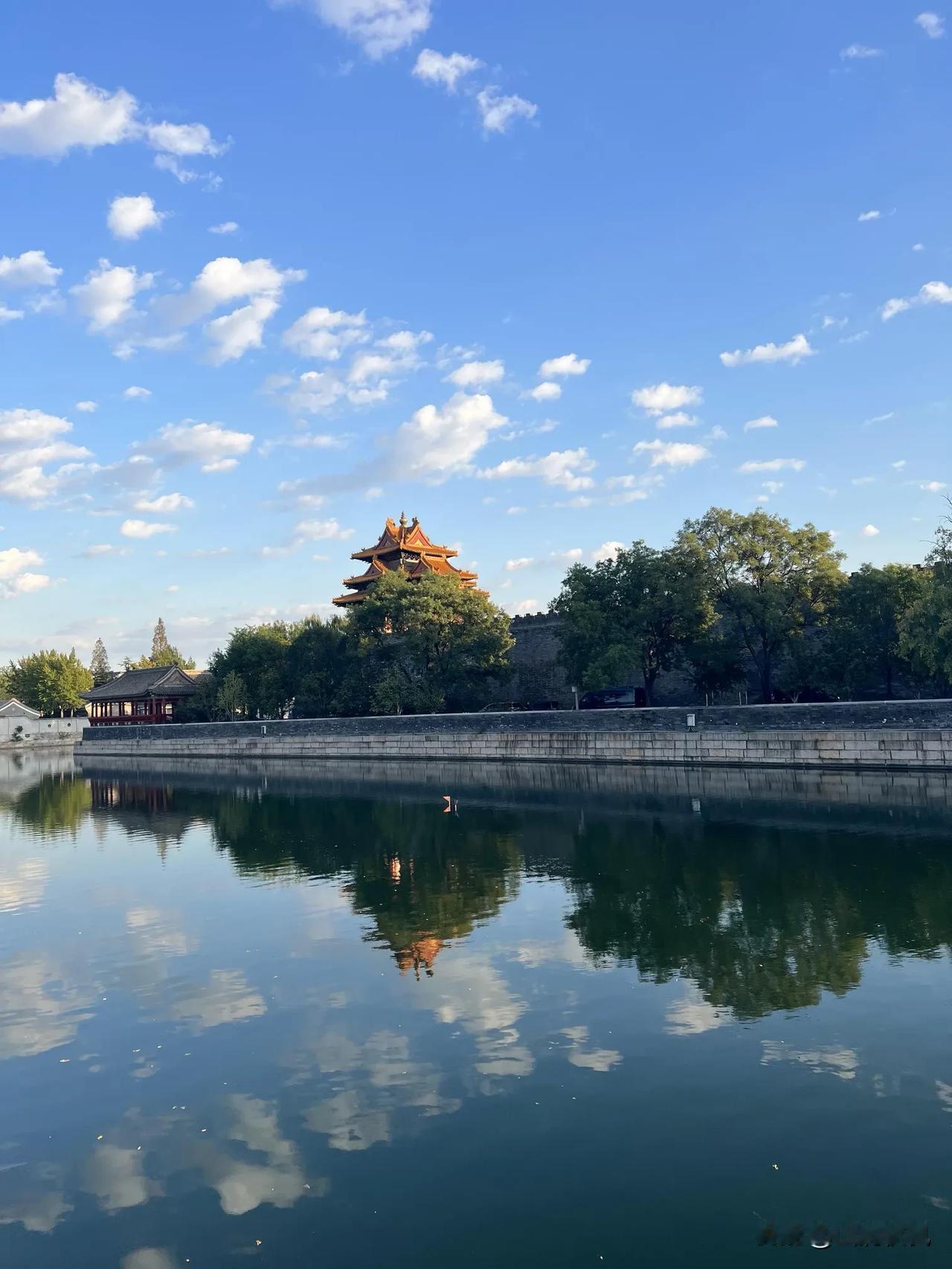 九月的风把北京的天洗得透亮，碎云像被随手揉开的棉絮，散在澄澈的蓝里。护城河的水面