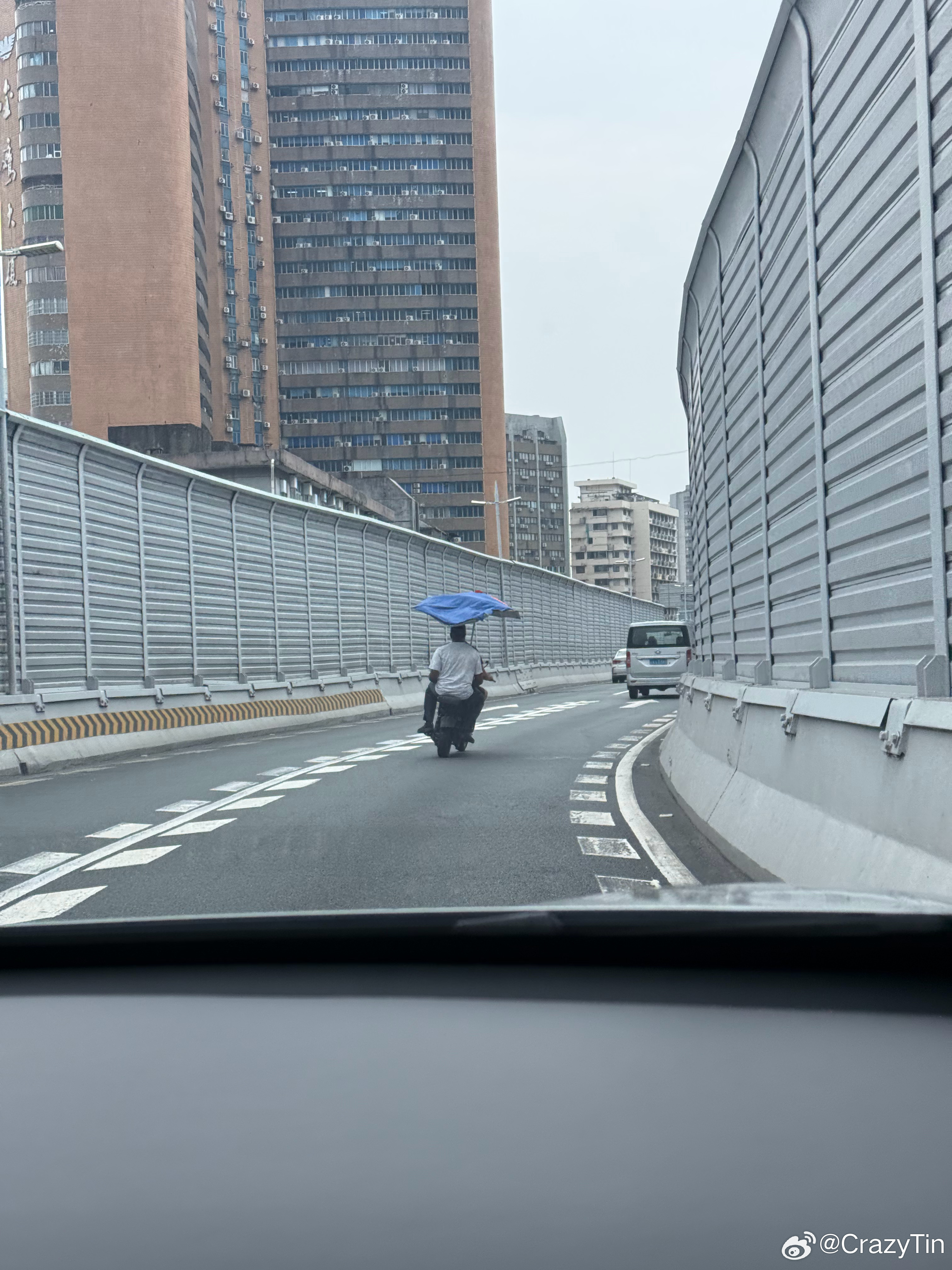 鸡仔载人、上高架、黑皮乘客元素过于「刻板印象」