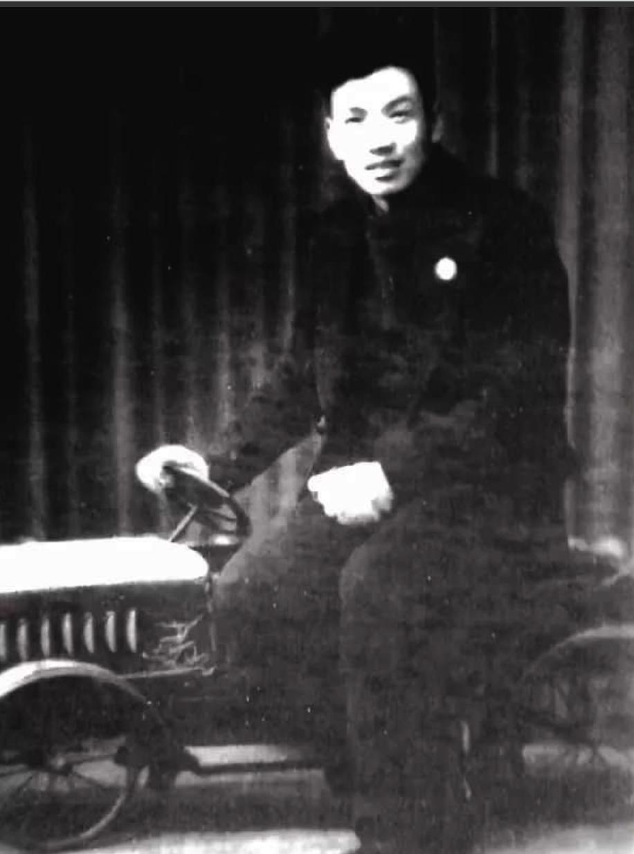 1945年，中统特务李茂堂，潜伏敌营十年，突然回到延安，请求重新入党。毛主席一笑