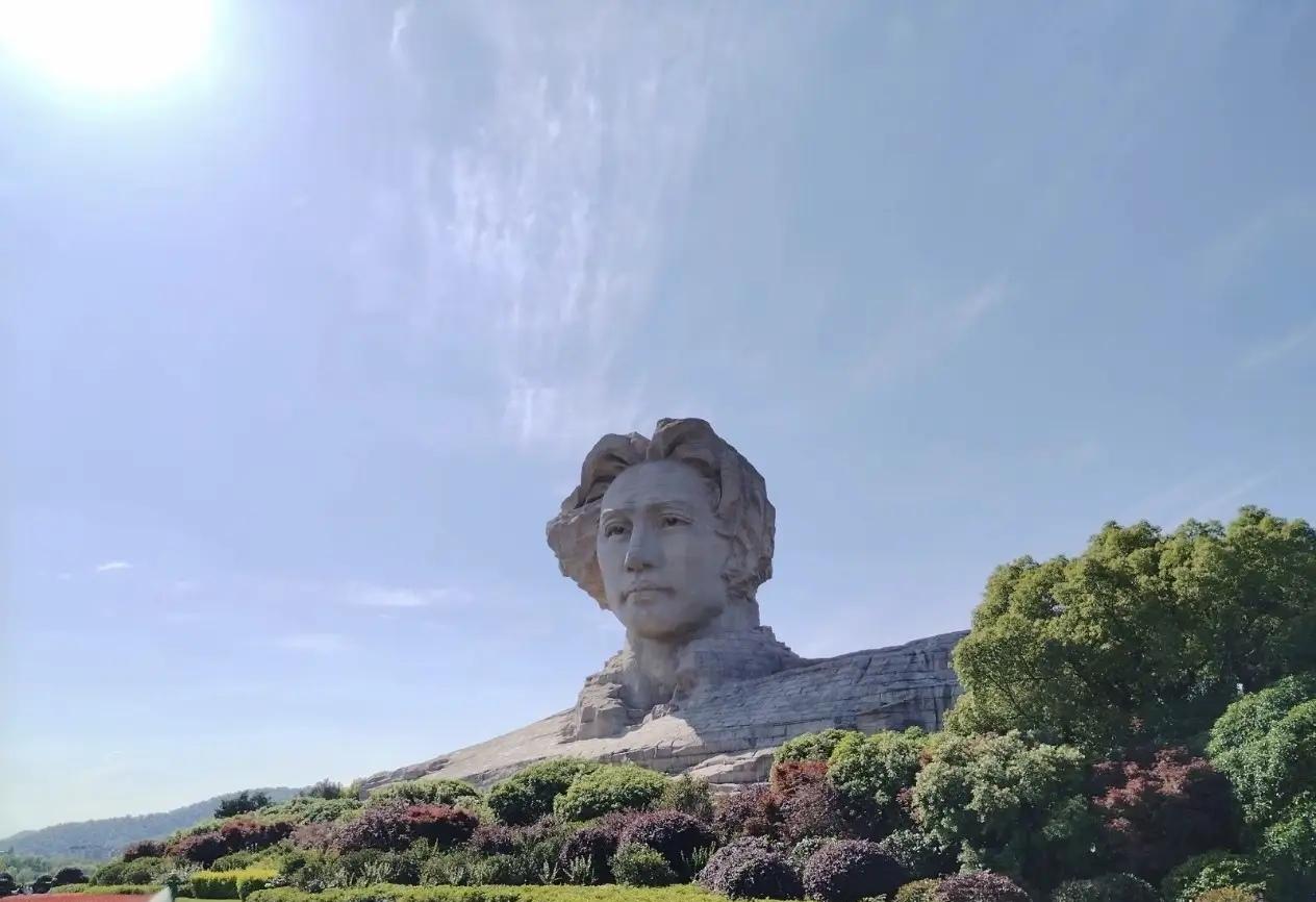 五月四号，公公刷着抖音，忽然把手机举到我眼前：“这雕像在哪？我想去看看。”

是
