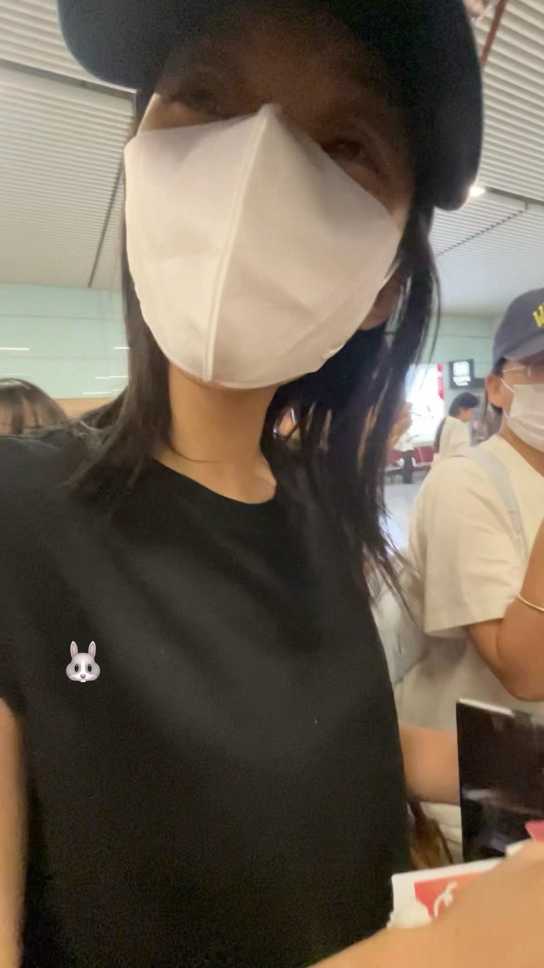 “哈 谢谢～谢谢你 老怡”我一直在笑