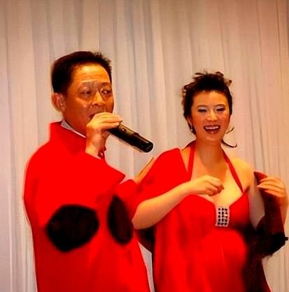 我总觉得王志文这人，骨子里是个怕得要命的小孩，怕家再塌一次。
陈坚红太懂了，她没