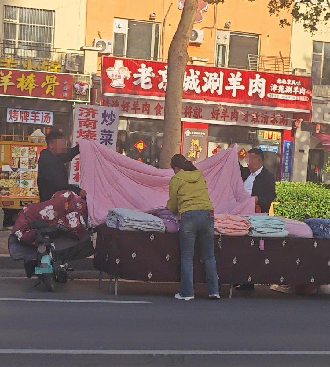 滨州街头百元“抵债蚕丝被”藏猫腻
 
2026年4月，山东滨州城区多处出现流动摊