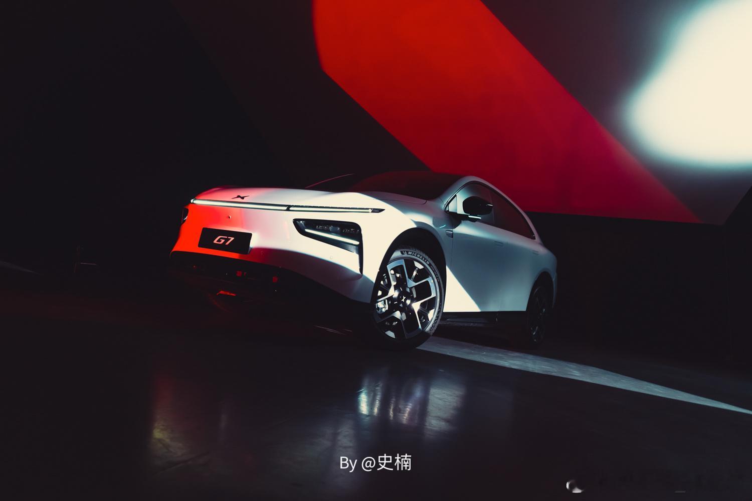 小鹏G7科技光影艺术照源于科幻，美感与张力兼得流光曲面车身，看见科技感的生命力小