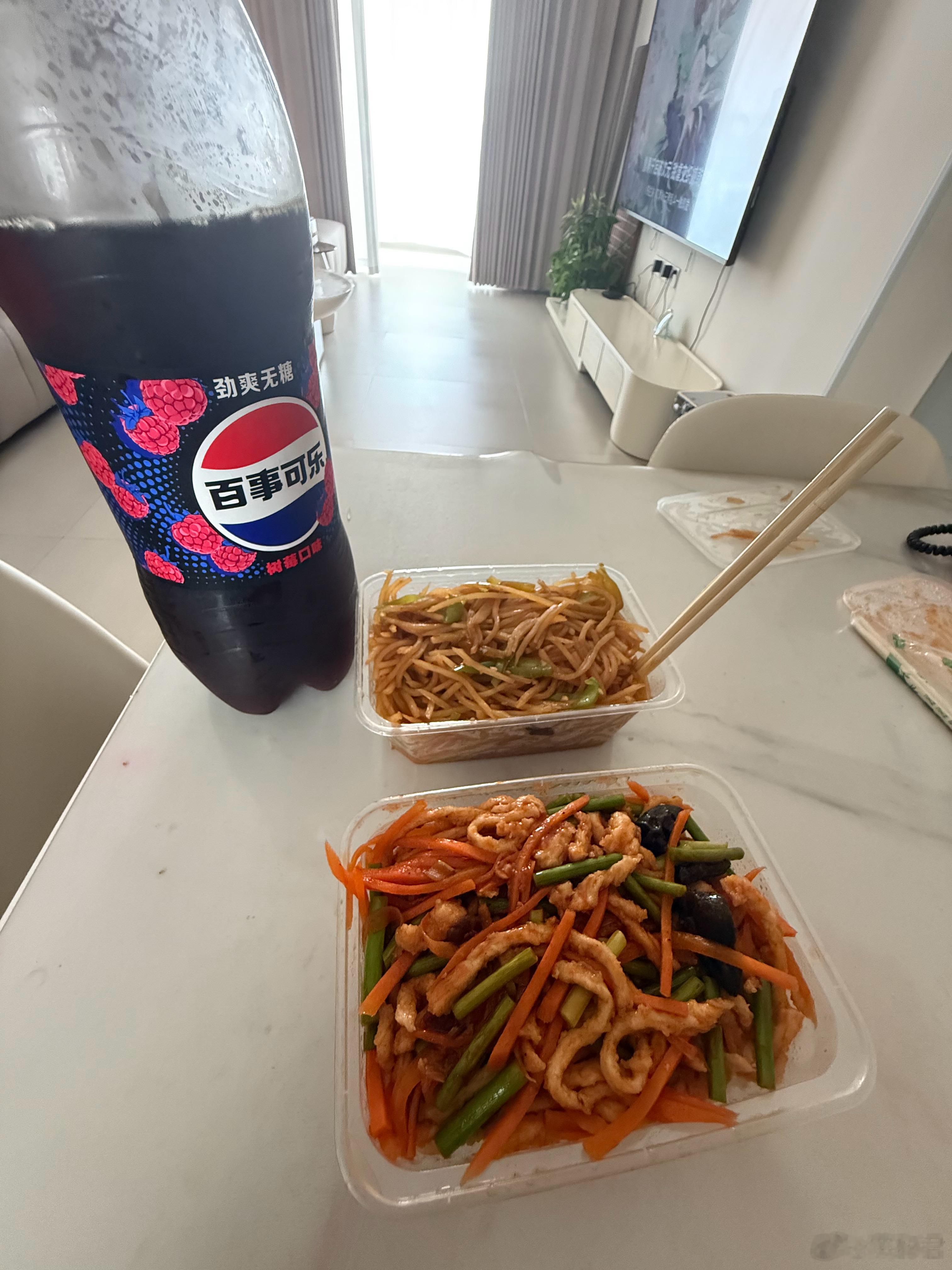 一边看XG一边吃午饭，昨天买了一瓶无糖百事，说实话有点难喝dota2 ​​​