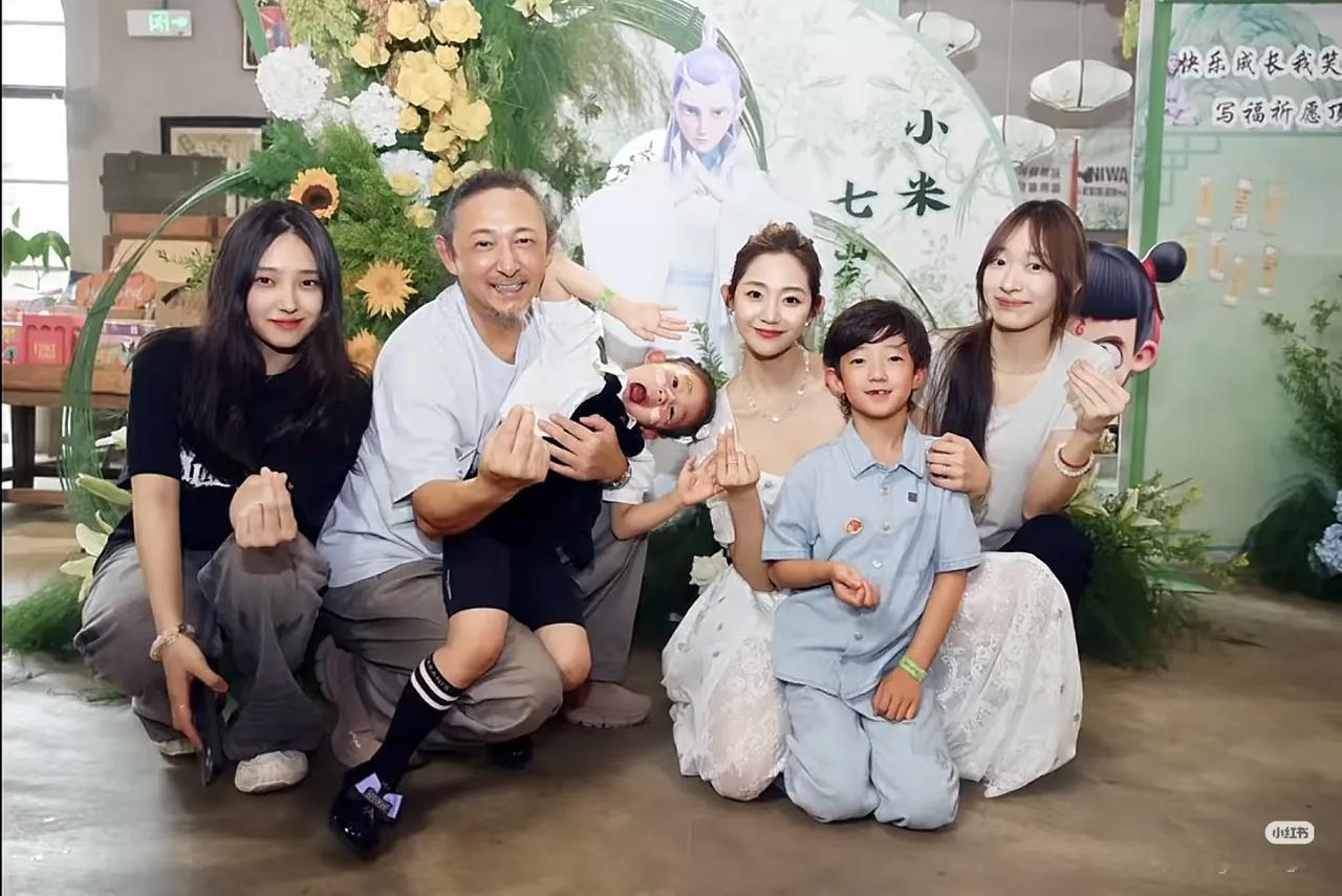 千惠跟三宝的儿子大米7岁生日拍摄的全家福里，旁边站着是三宝和前妻冯佳生的两个女儿