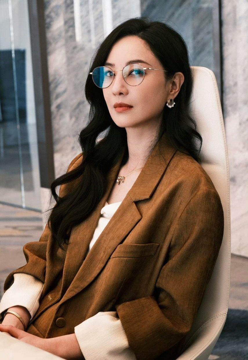 生图即精修系列！姐这状态说26我都信，又酷又飒，怼脸照直接封神。 ​​​