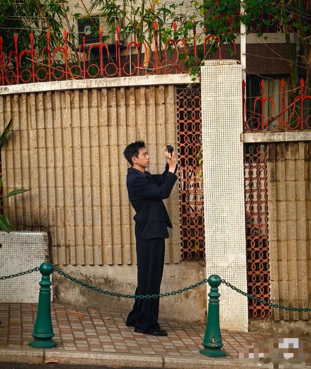 李现澳门街拍被要求删照事件，引发对公共空间肖像权边界的讨论。根据澳门《个人资料保