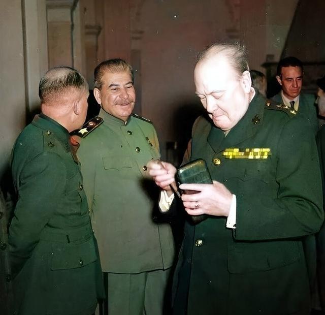 1945年， 雅尔塔会议 期间， 丘吉尔 烟瘾犯了，急忙抽出一根 雪茄 。他故意