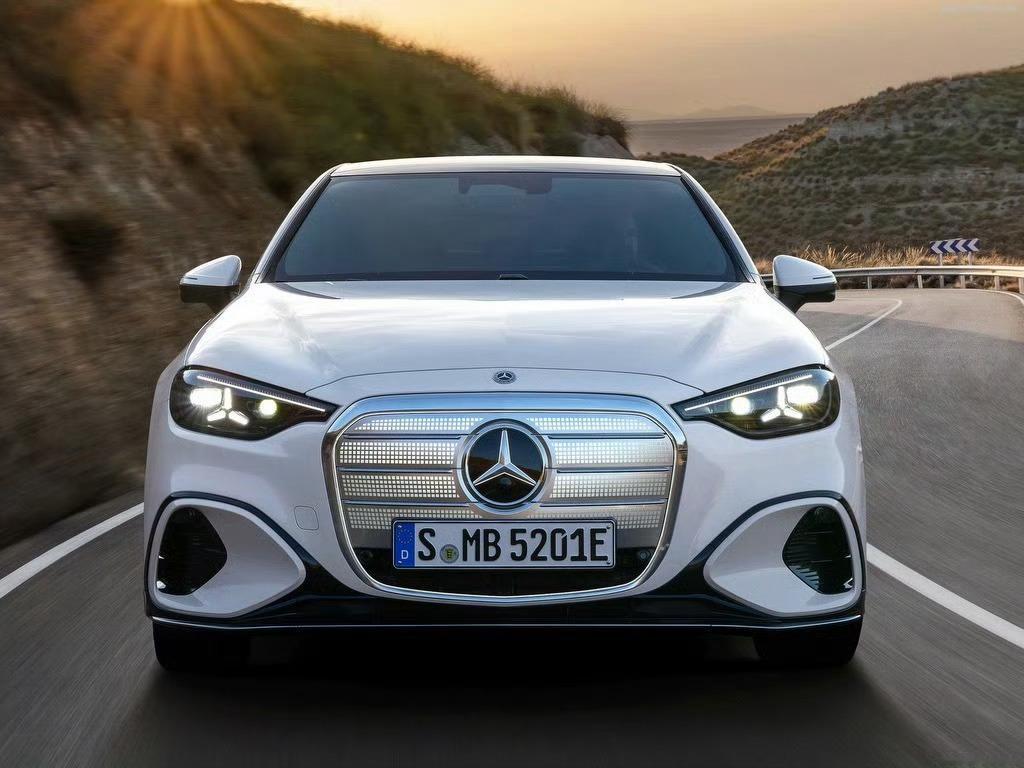 全新电动奔驰 C 级请您欣赏，好看吗？新能源大牛说