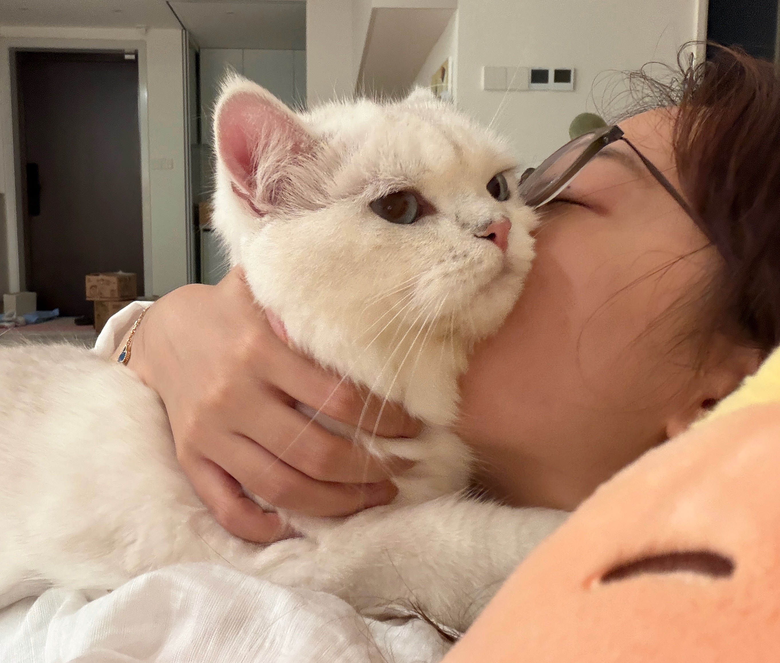 看个恋综气鼠说好的背调呢！初恋就碰上这种演员男幸好真诚的小女孩收获了大名气！没让