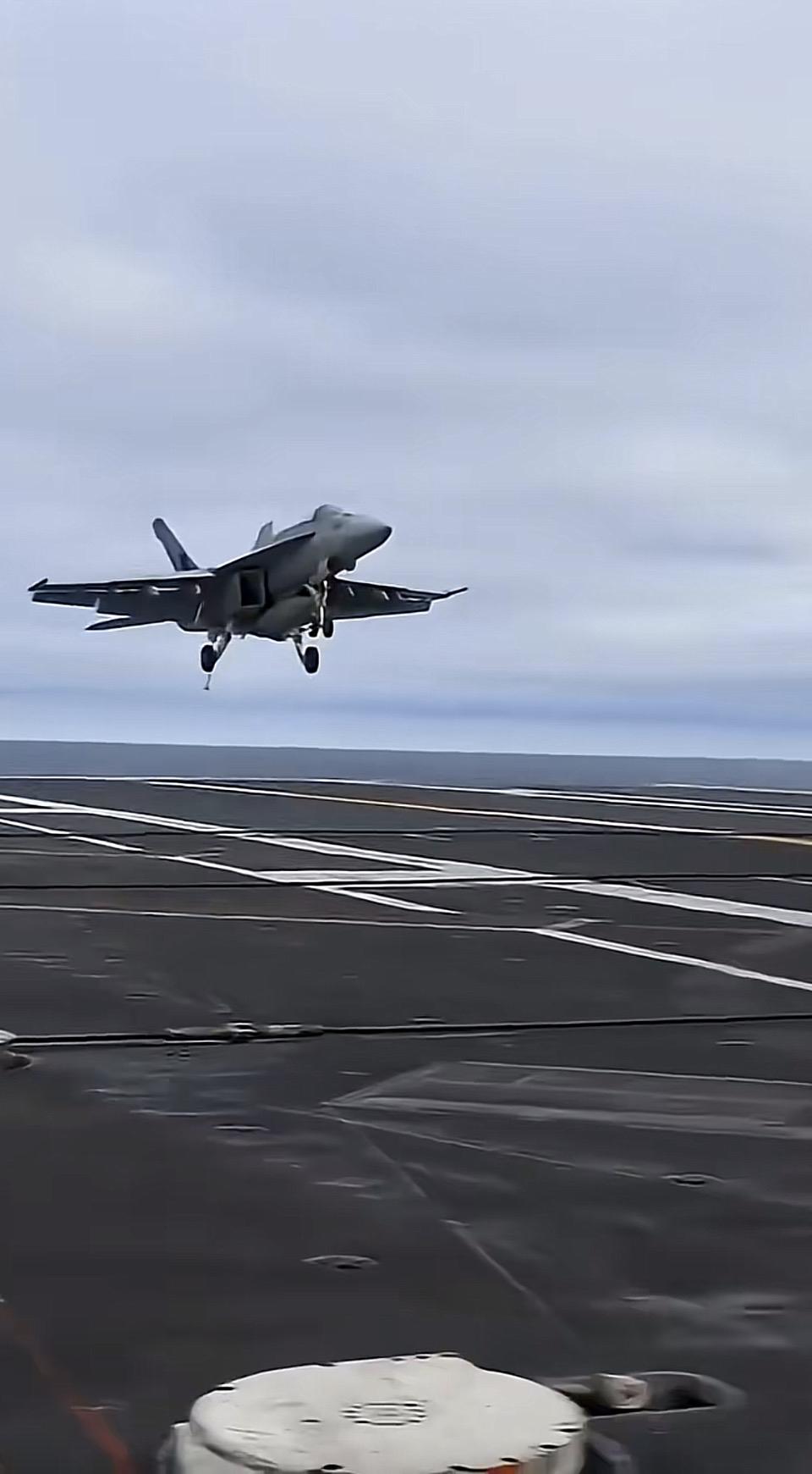 战斗机在航母上准备起飞，好酷啊！
“震撼的军事力量！近距离感受战斗机威武风采！”