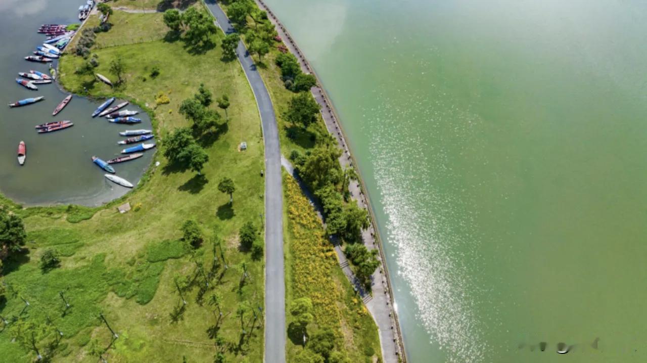 古人有云：“心大则万物皆通，心小则百物皆病。” 人之所以累，是因为心中装的东西多