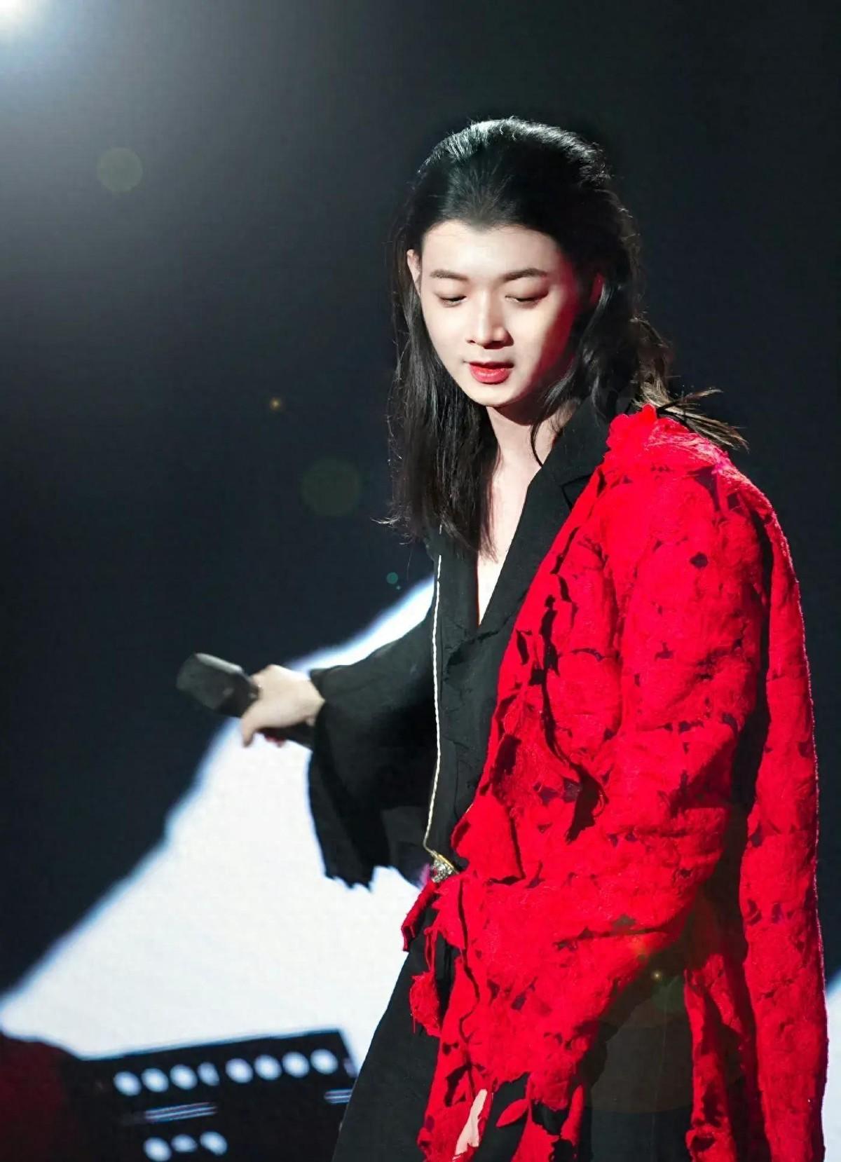 不得不说，一个曾经备受瞩目的艺人，被曝出如此令人震惊的不堪之事，又能否在三年后迎