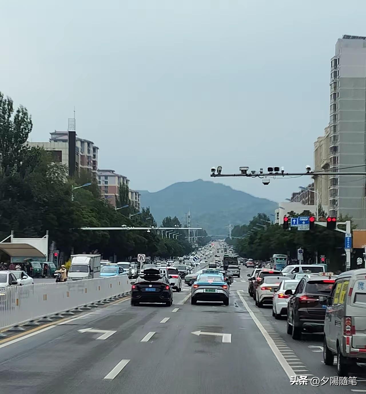 6月中旬张家口本来是炎热的夏天，看图片好像是秋高气爽的秋天！