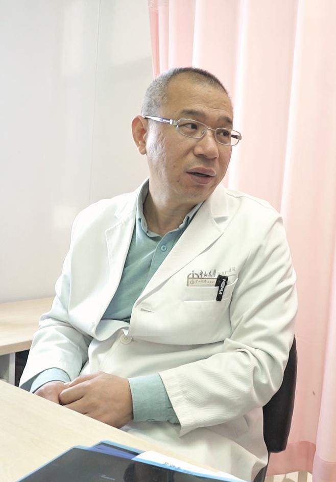 骨肿瘤关节置换术后，患者应通过科学锻炼和生活管理来促进康复，延长假体寿...