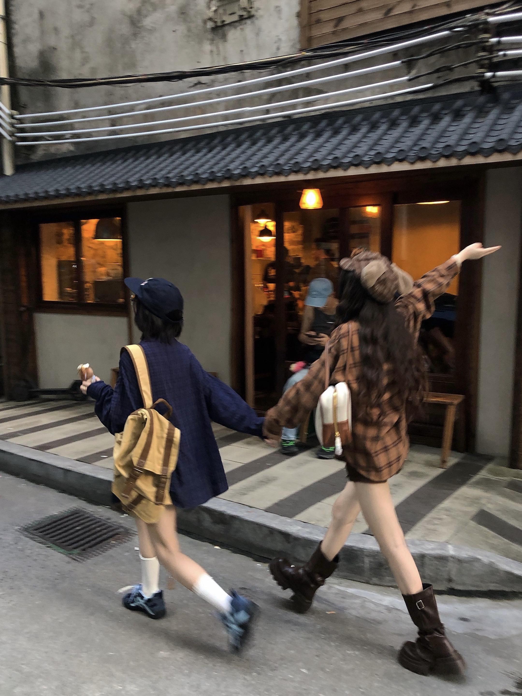 如果我们步伐一致的话 一定会走很多漂亮的路    👭