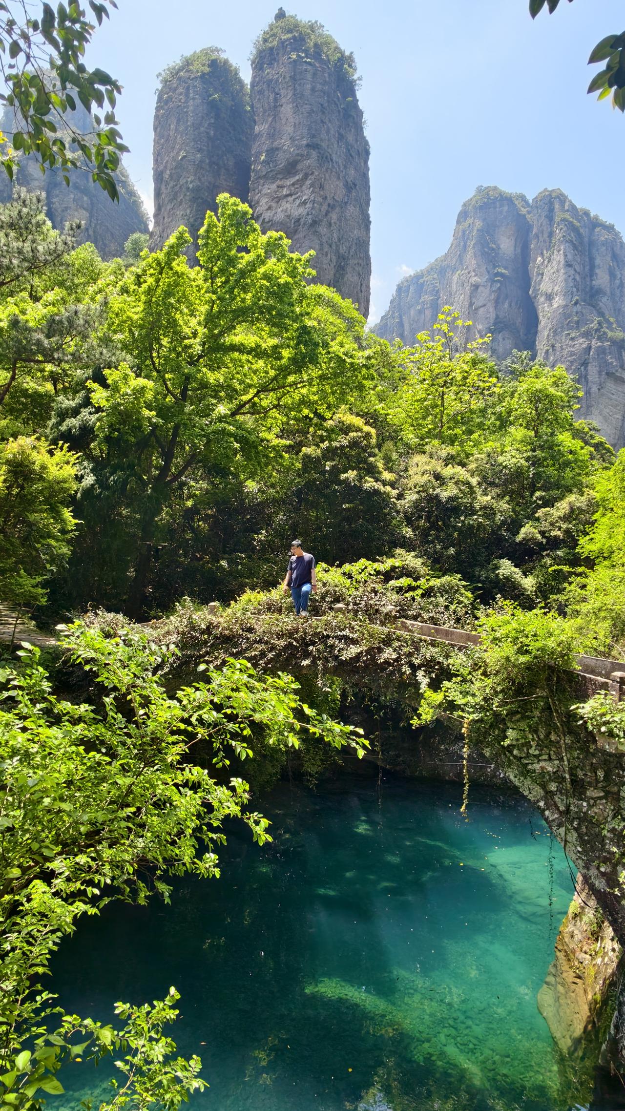 浙江温州的雁荡山景区共有八大景区，先去灵峰景区，有黄昏恋、单驼峰、乌龟探头、虎口
