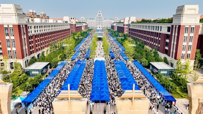 【高校#招聘会提供9万个岗位超3万人求职#】#高校办招聘会助3万余名学生求职# 