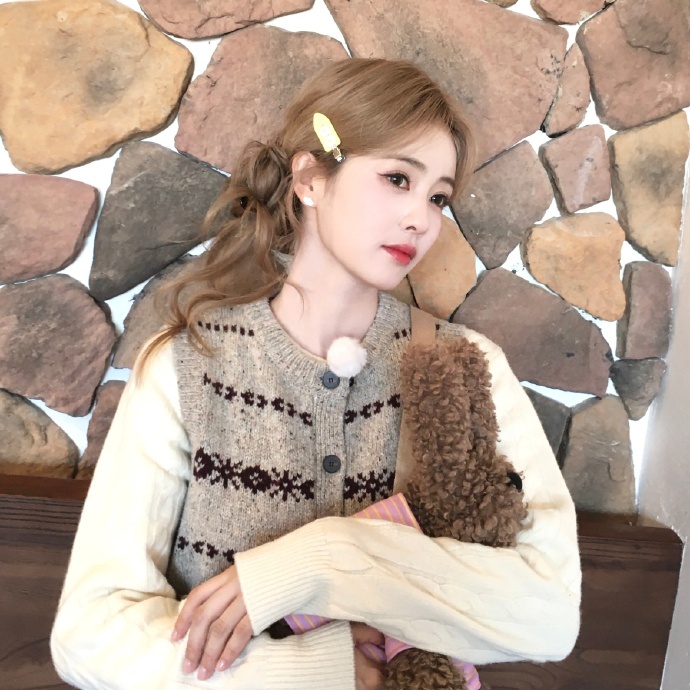 白鹿焦糖栗子小蛋糕look，后脑勺也超萌的啊，这个栗子小蛋糕我一口一个~ 