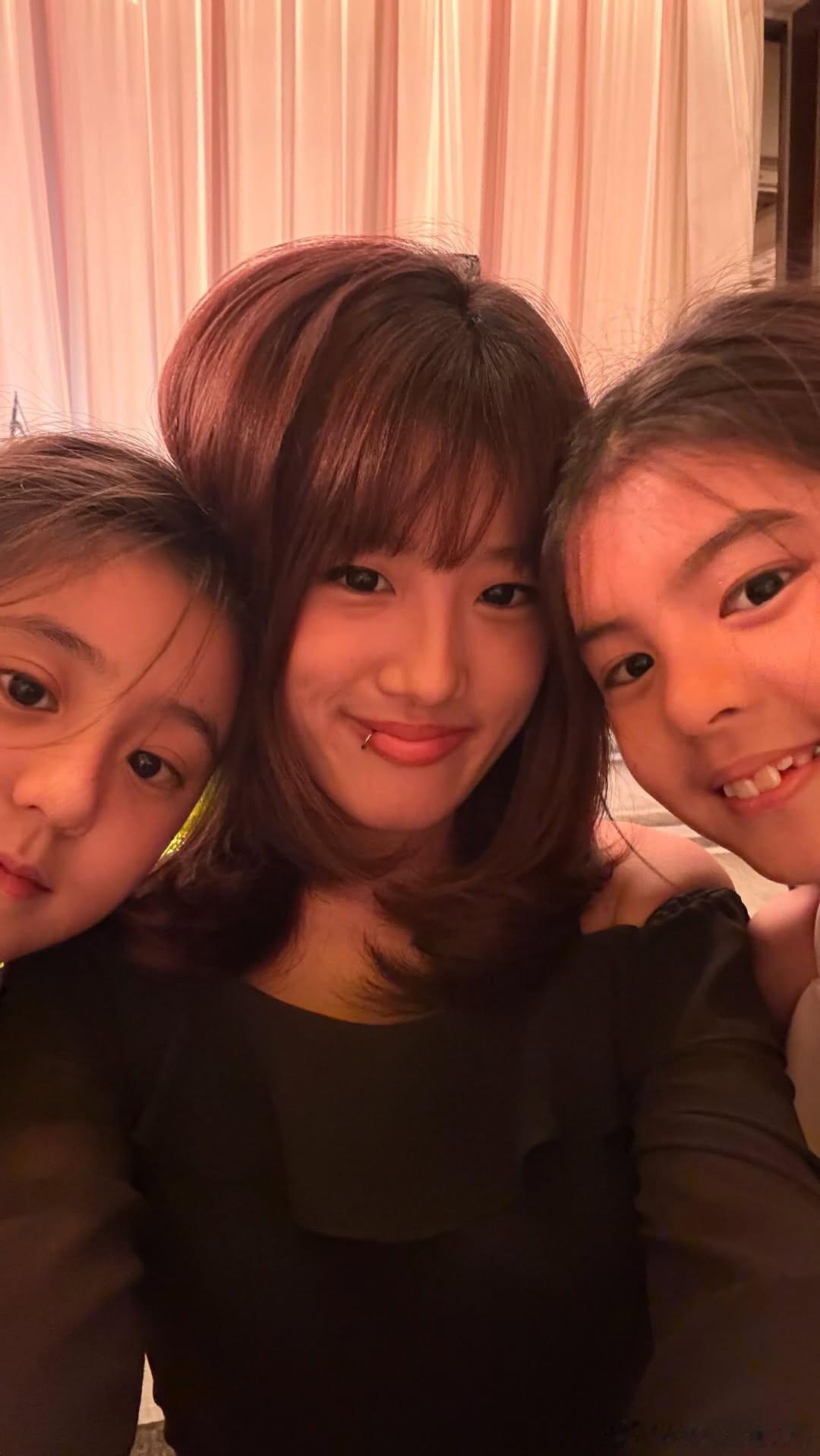 贾静雯一家参加好友婚礼，三个女儿越长越漂亮，修杰楷逃兵役后露面状态好。 