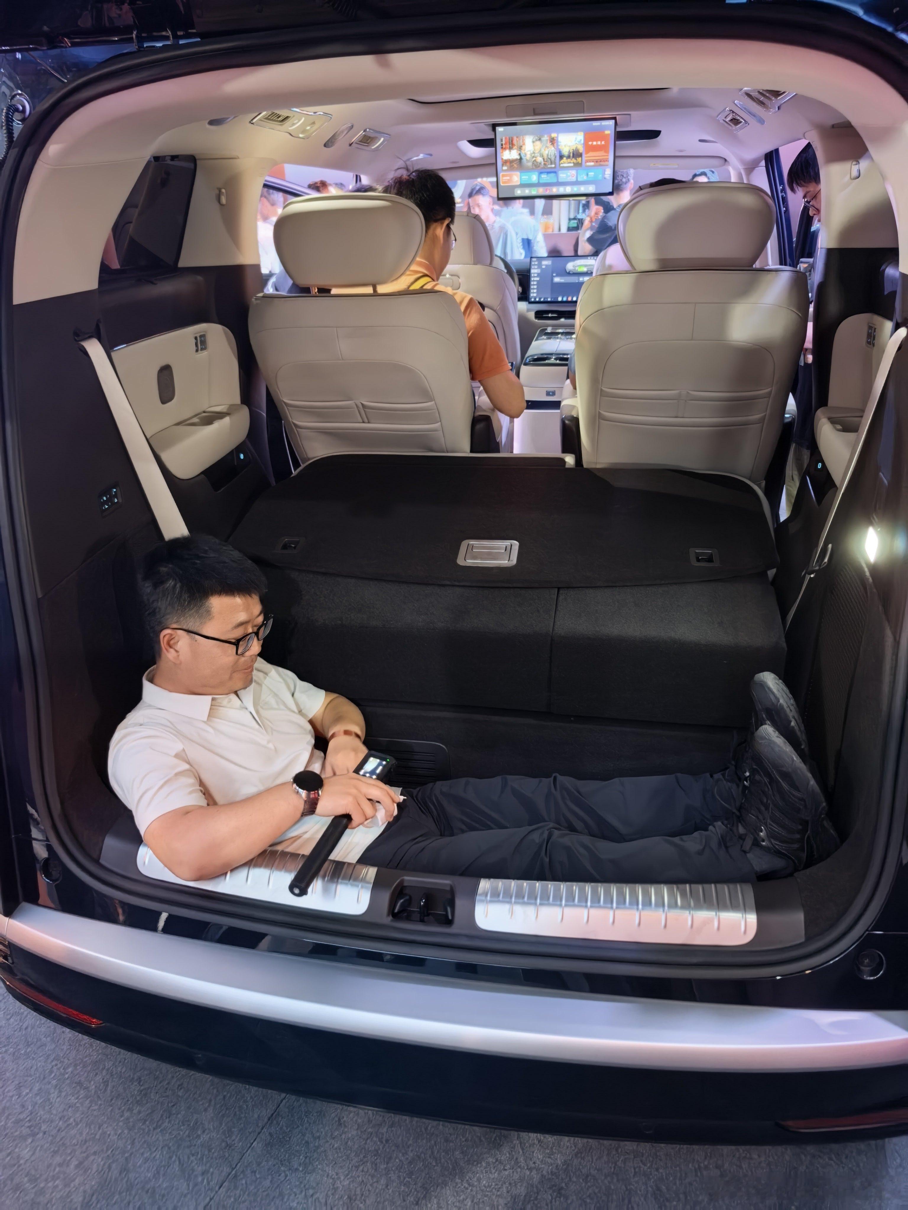 腾势D9首创了合元超集成动力平台简单来说，就是把后消音包给融合到了前机舱里，这样