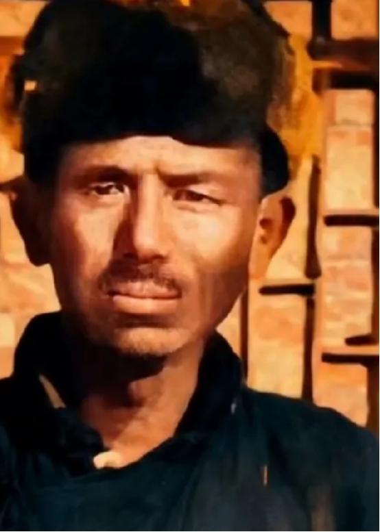 他因屡次不降，50多口亲人被杀！妻子为掩护他，举枪自尽；岳母被枪杀，儿子遭活埋，