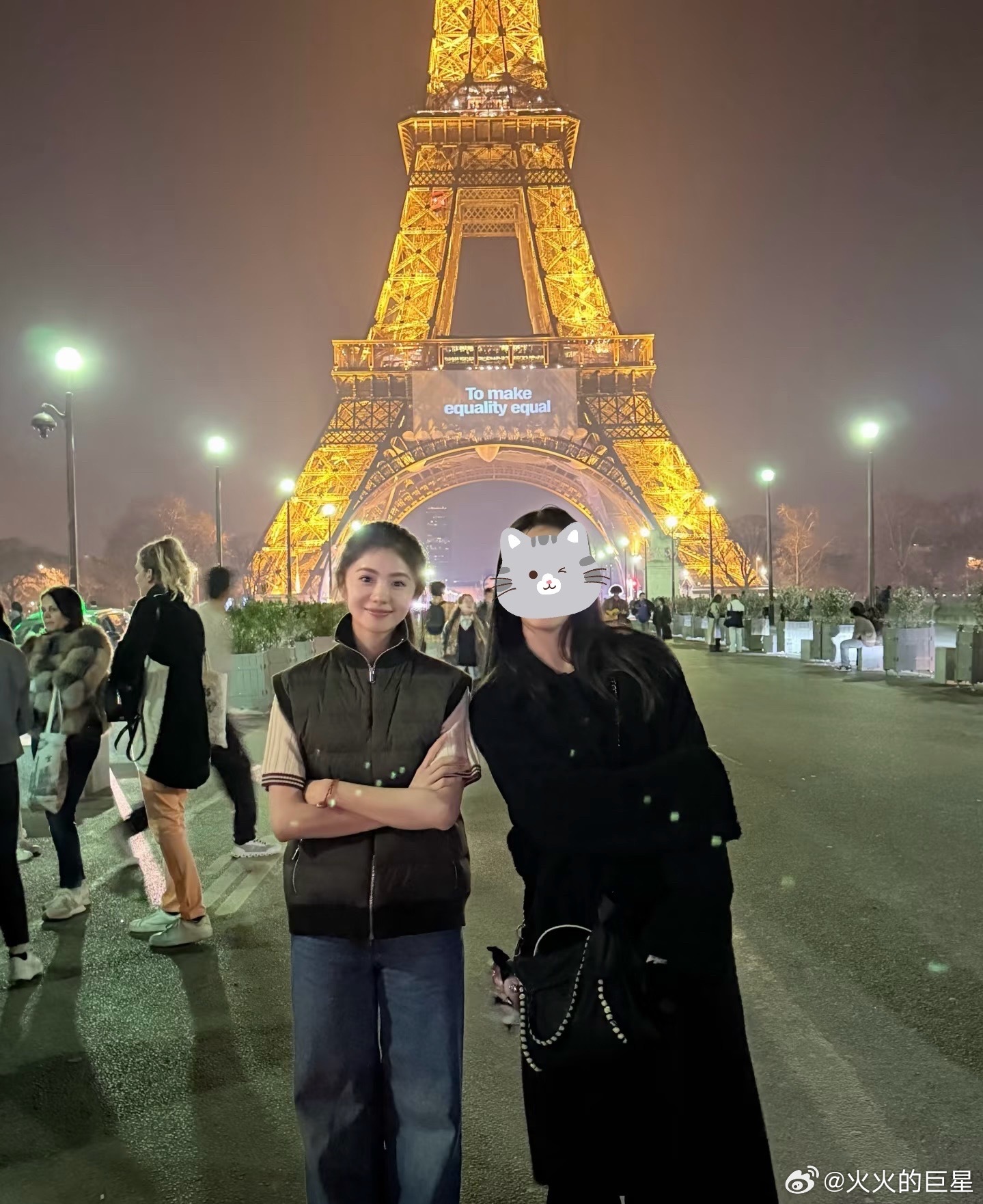 网友巴黎铁塔偶遇刘浩存刘浩存跟路人在巴黎铁塔下合影网友夜游巴黎铁塔偶遇刘浩存 