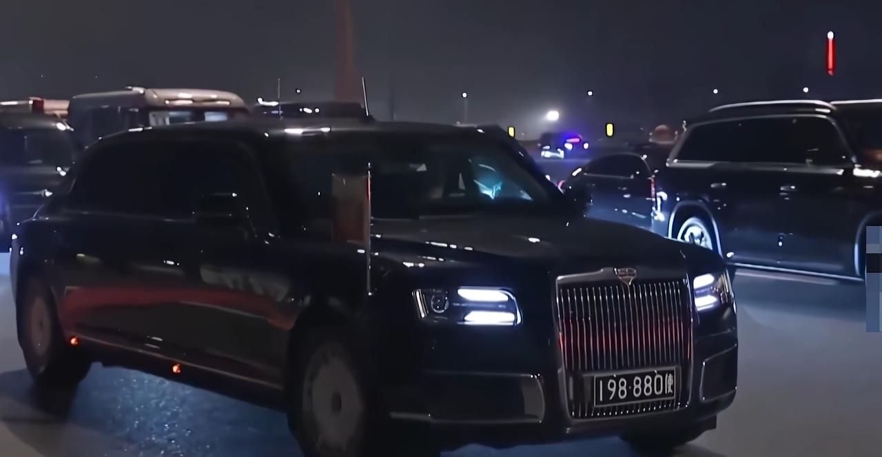 普金的专车“金色俄罗斯”上，悬挂的是一张中国车牌，车牌号是“198880使”。