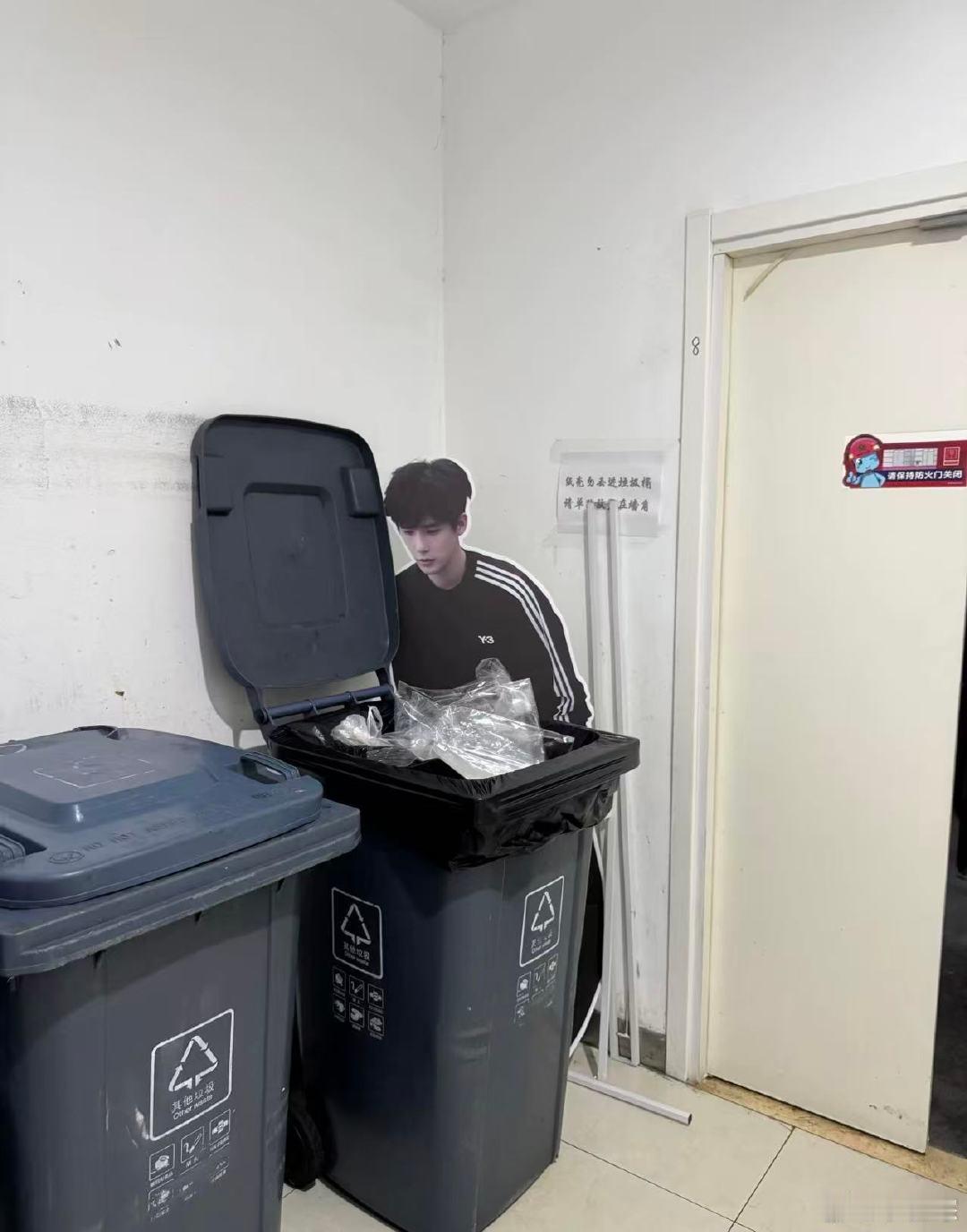 王安宇在垃圾桶里找毕业证王安宇在垃圾桶里找毕业证？王安宇看垃圾桶都深情