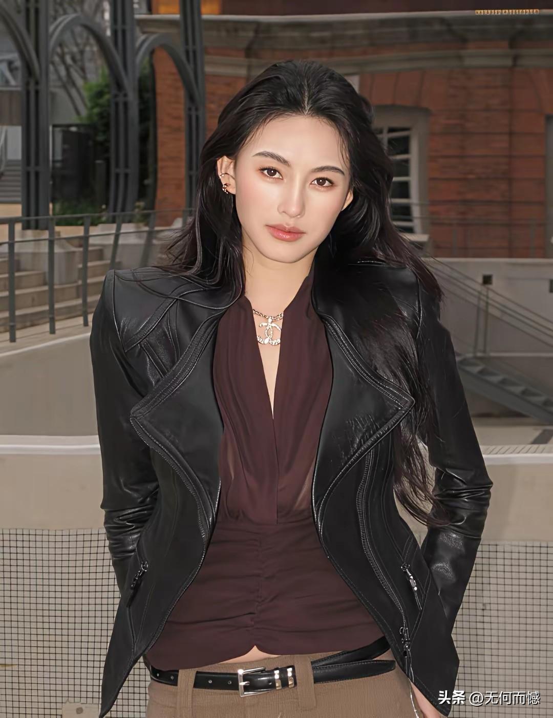 这个女子身上有一种国际范儿，尤其是穿上这件皮衣，感觉非常的洋气，乍一看的时候，尤