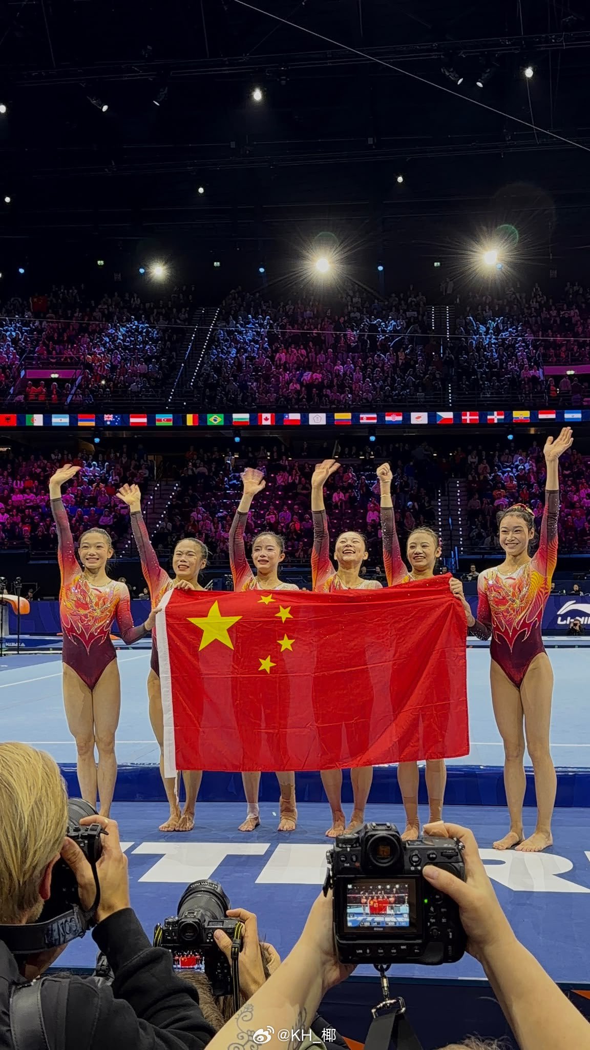 啊啊啊啊啊啊！我们是冠军！时隔二十年的团体冠军！🥇恭喜姑娘们都上墙了！[泪][