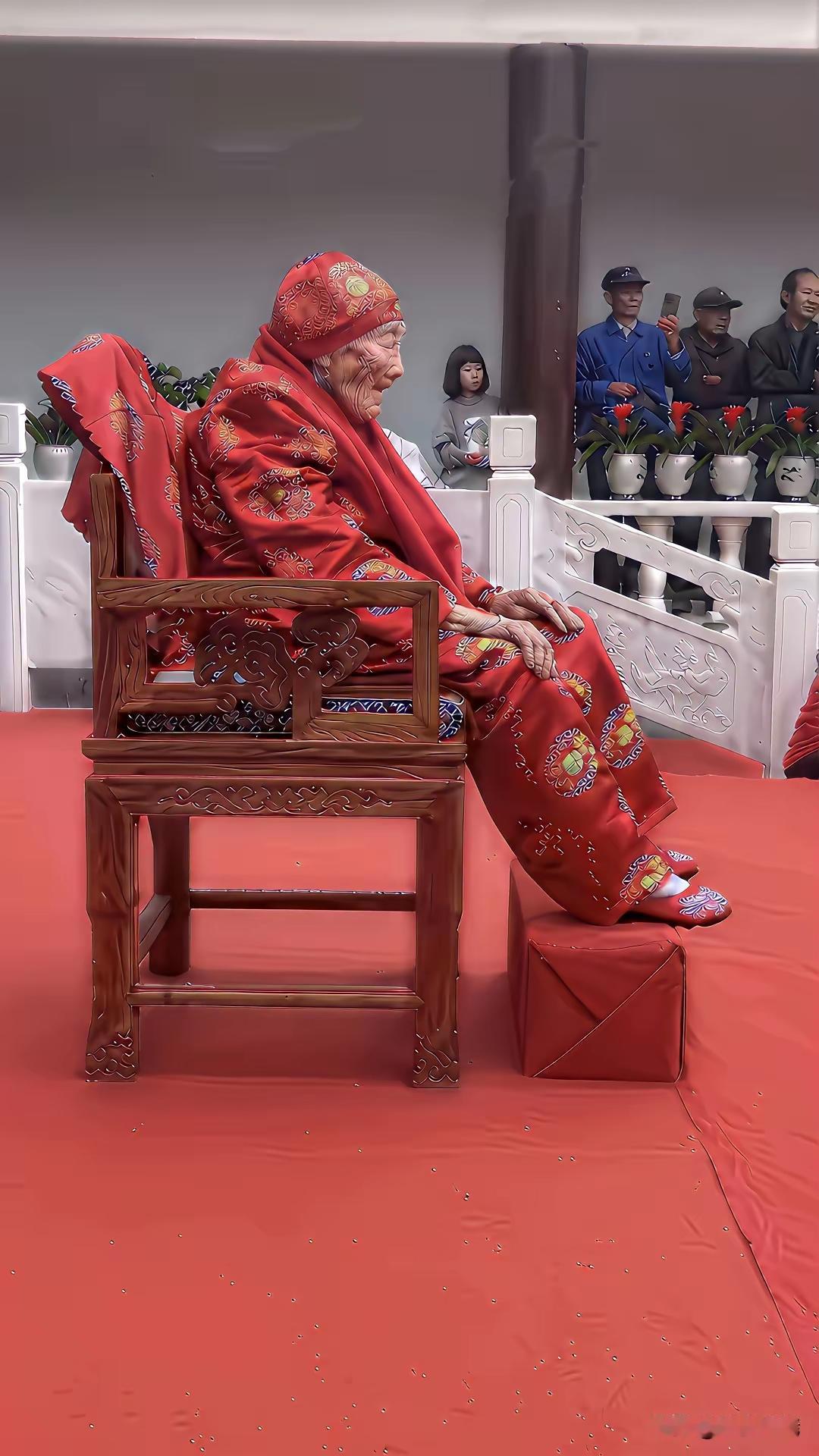 这老太太估计都有100岁了吧
坐椅子上时间长了都睡着了[尬笑]