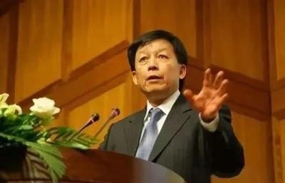 一天易中天在厦门大学上课时，一名女生突然站起来冲他大声表白：“易老师，我想嫁给你