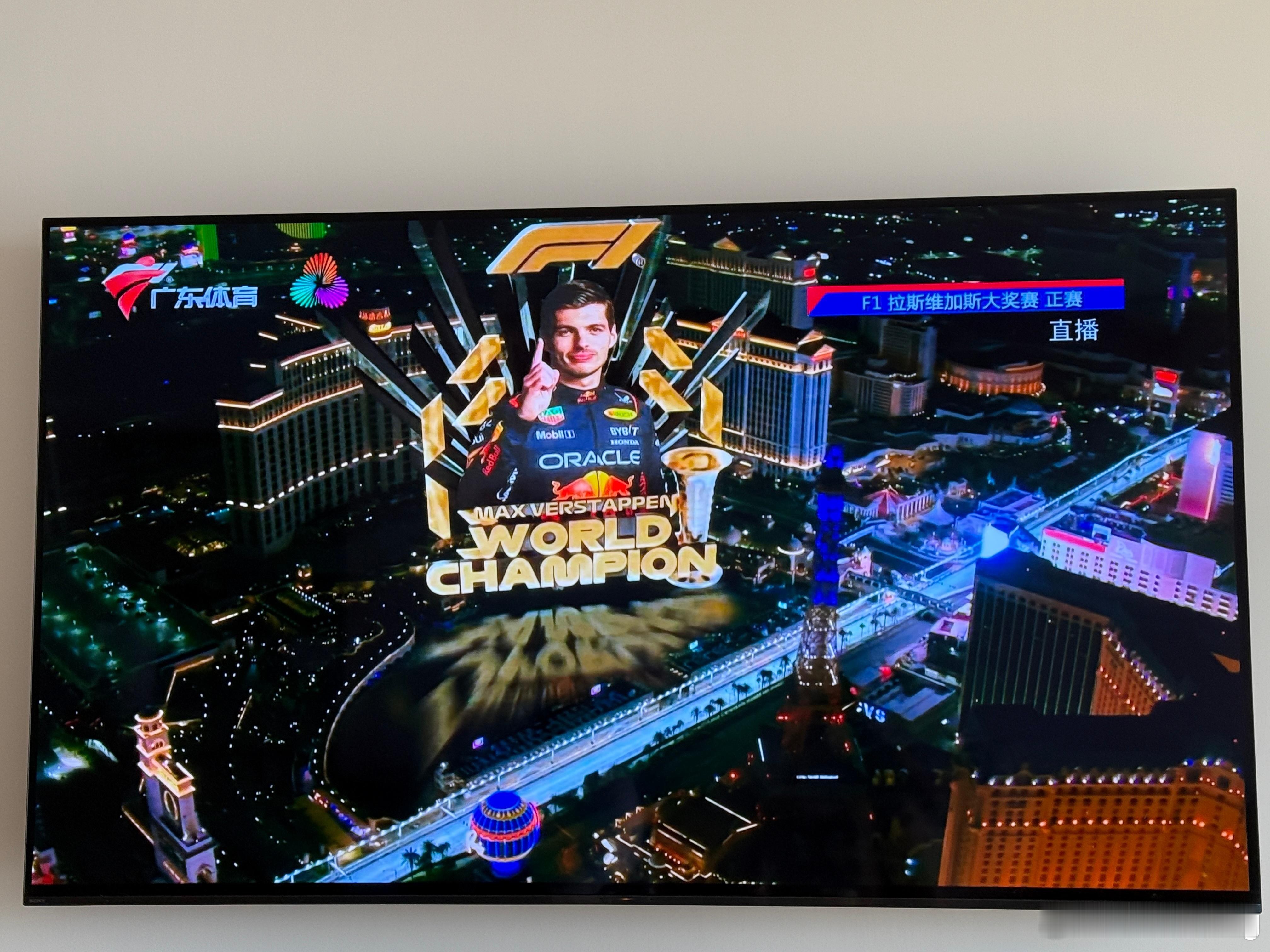 F1拉斯维加斯大奖赛 恭喜梅奔一二带回！也恭喜Max提前拿到第四个世界冠军！ 