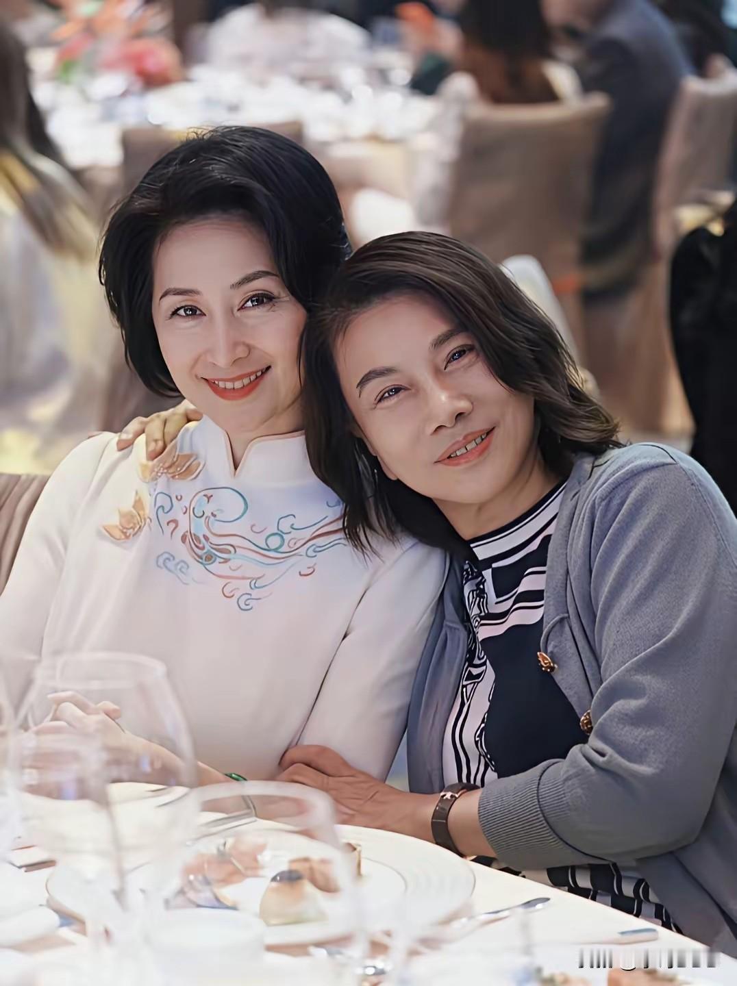 看到照片我着实惊呆了，董明珠竟也有小鸟依人的一面？
·
在这个人人都在塑造“强者