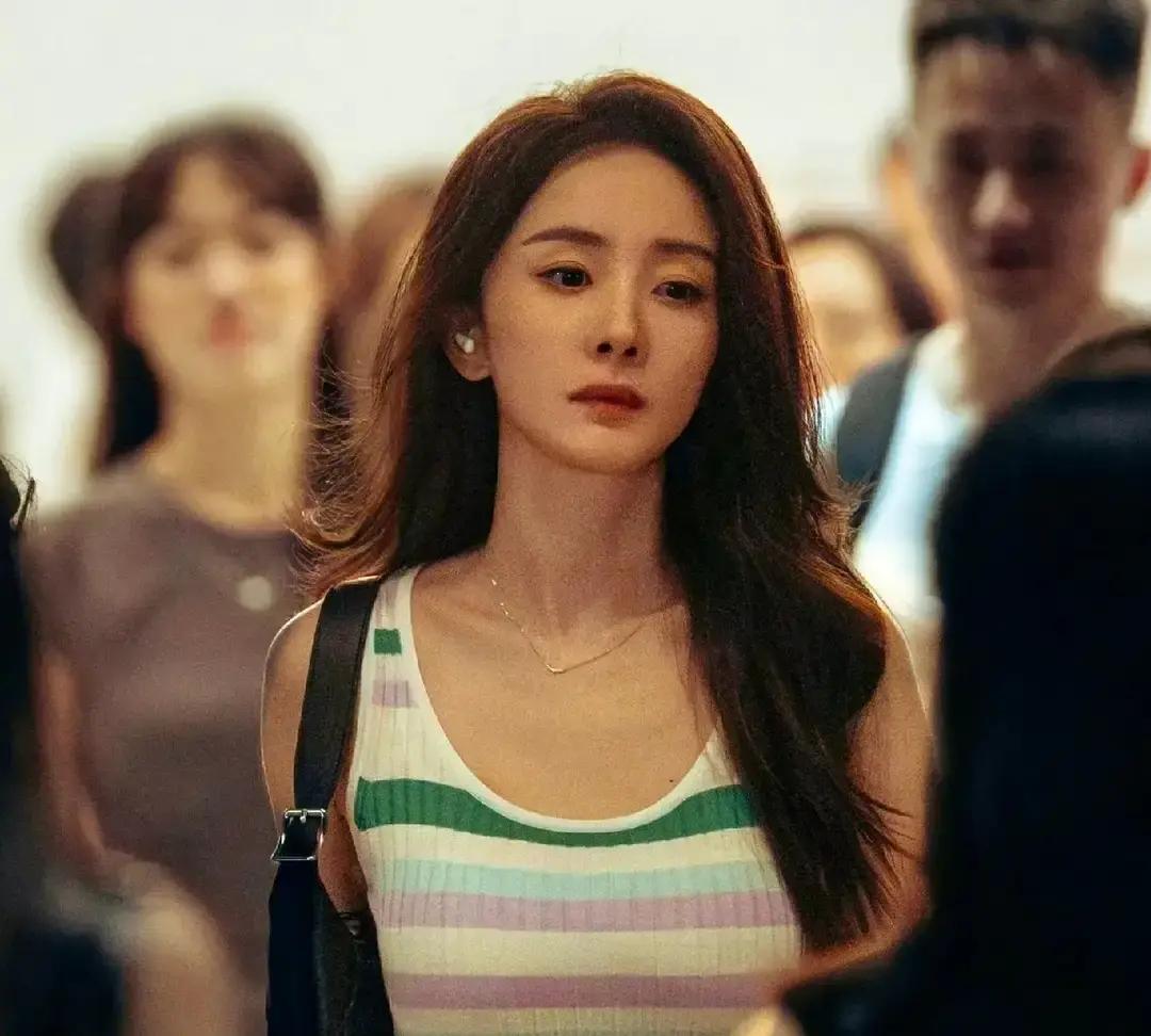 杨幂新片《惊蛰无声》定大年初一，她演的白帆一出来就把我震住。

剧照里素面朝天、